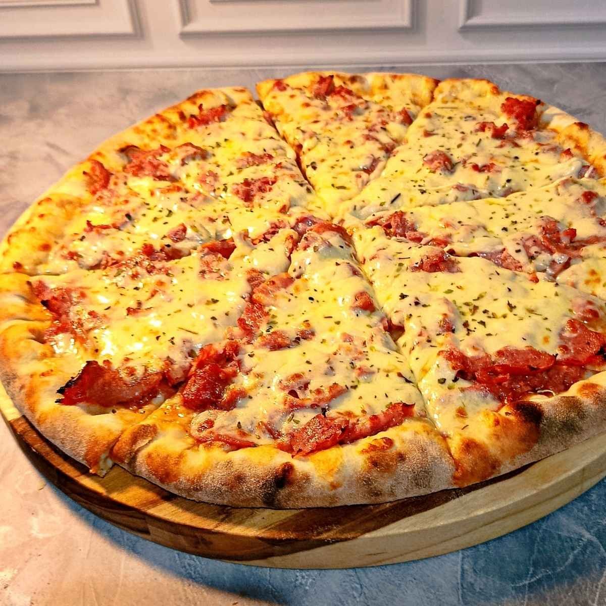 Pizza com massa leve e borda crocante